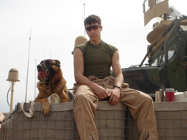 Dustin_J._Lee_with_Lex_in_Iraq.jpg