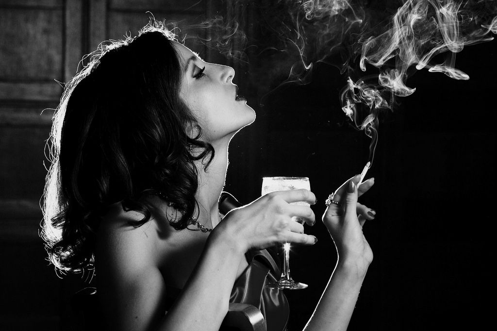 Песни tv girl cigarettes. Девушка с бокалом и сигаретой. Девушка с сигаретой. Вино и сигареты. Девушка с вином.